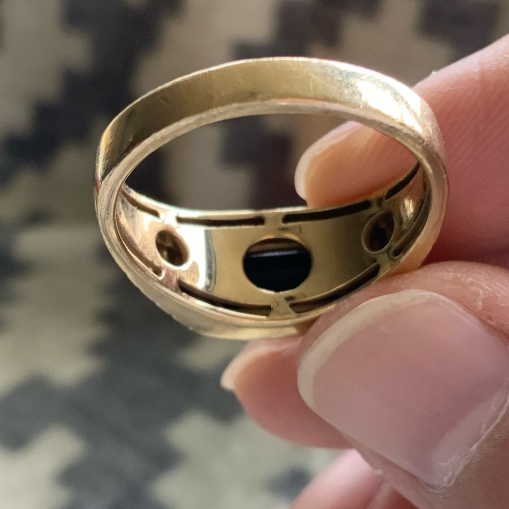 10k Gold and Onyx Ring - Picture 4 of 6